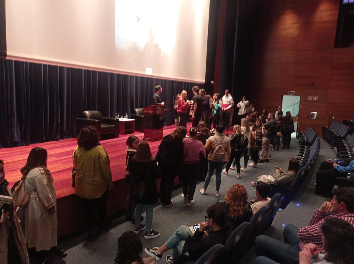 La cola para conseguir una firma de Javier Castillo en su acto para Club Faro