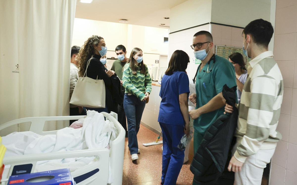 Estudiantes que acaban de aprobar el examen MIR en la visita al Hospital Doctor Balmis