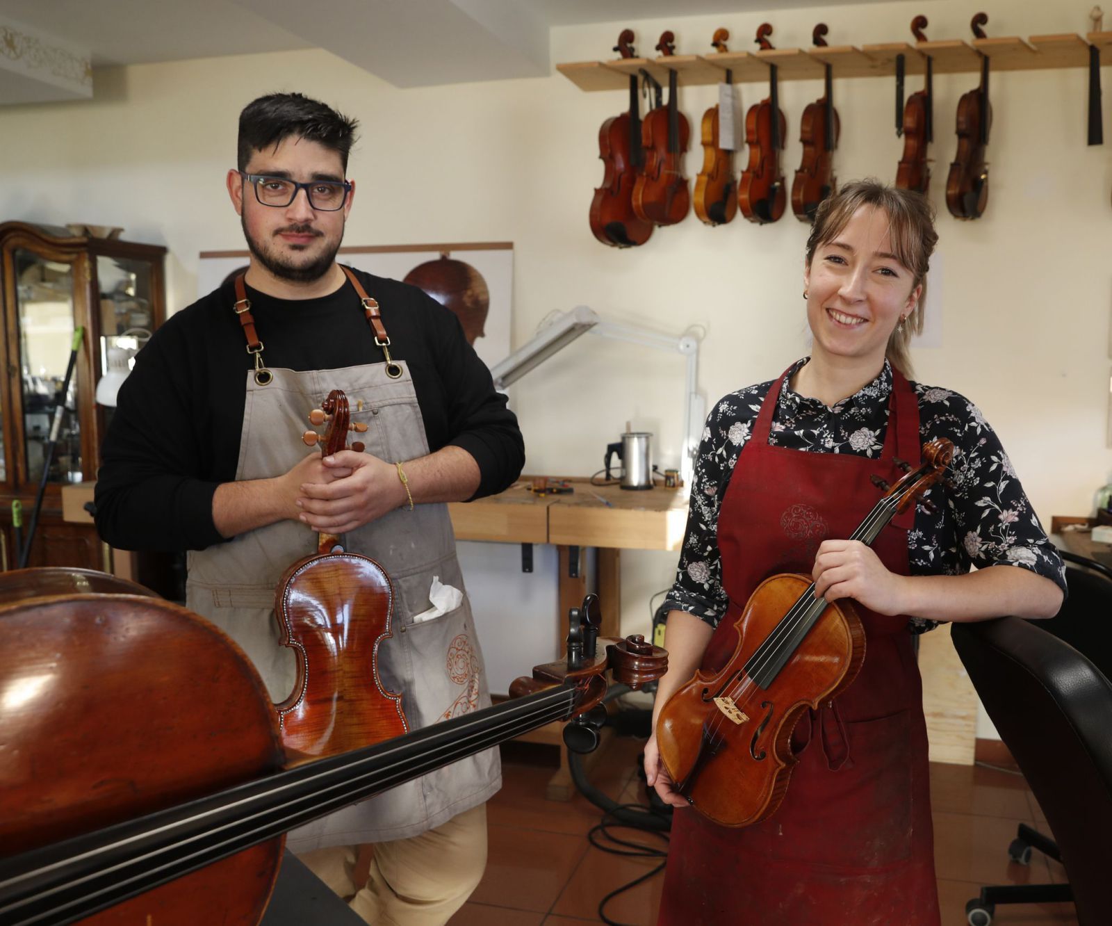 Anxo Cabreira y Lena Zum Egen en su taller de luthería de violines, violonchelos y violas en Vigo. 