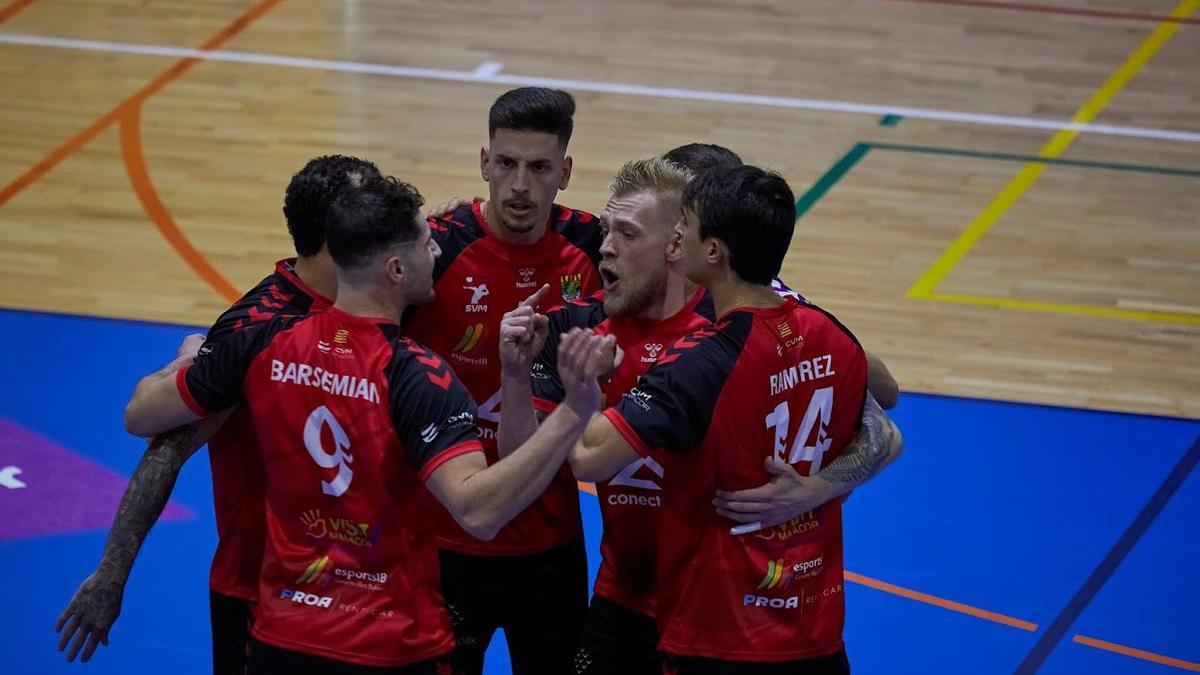 Los jugadores del ConectaBalear Manacor celebran un punto en un partido de esta temporada.