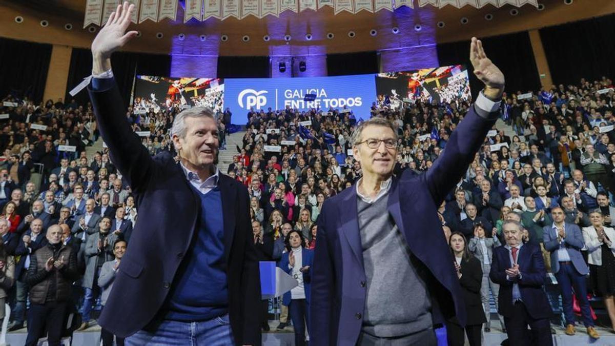 Alberto Núñez Feijóo junto a Alfonso Rueda en la presentación en Santiago de los candidatos populares a las alcaldías gallegas