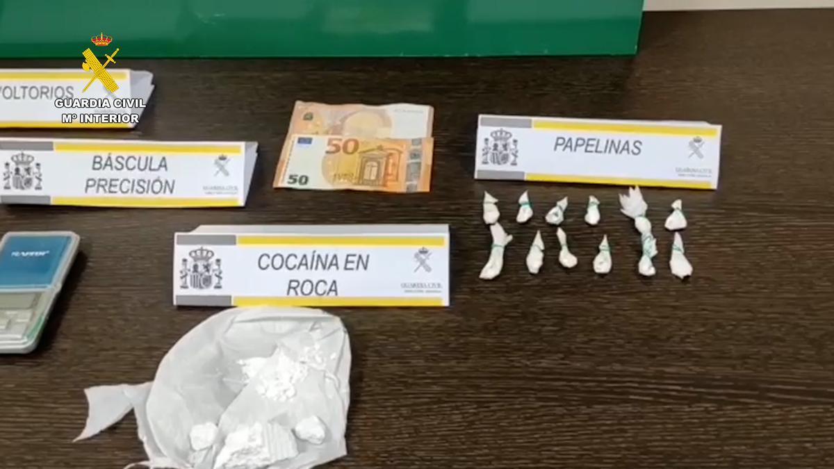 Droga y dinero intervenidos en Montilla en una operación de la Guardia Civil que se ha saldado con seis detenidos.