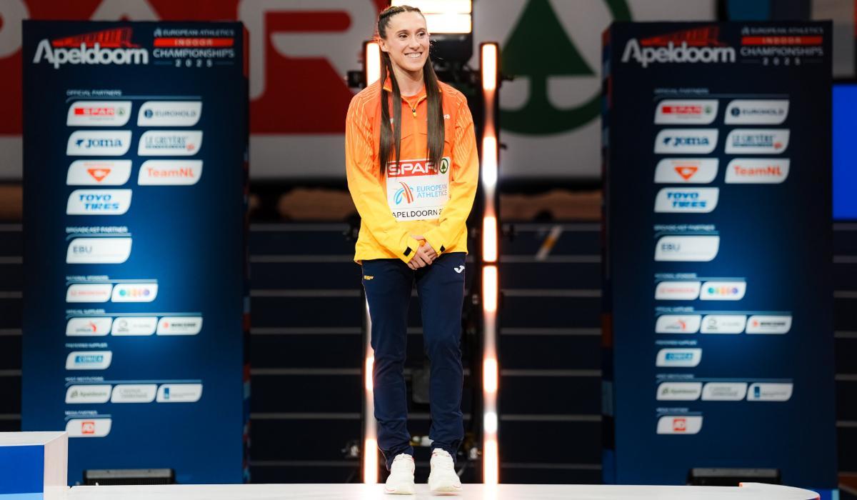 Paula Sevilla, en el podio con su brojce en 400