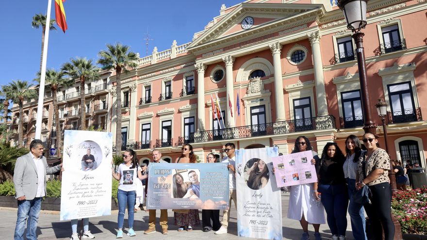 Familiares de los fallecidos en Atalayas se concentran frente al Ayuntamiento: &quot;Nadie nos ha pedido perdón&quot;
