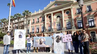 Familiares de los fallecidos en Atalayas se concentran frente al Ayuntamiento: "Nadie nos ha pedido perdón"