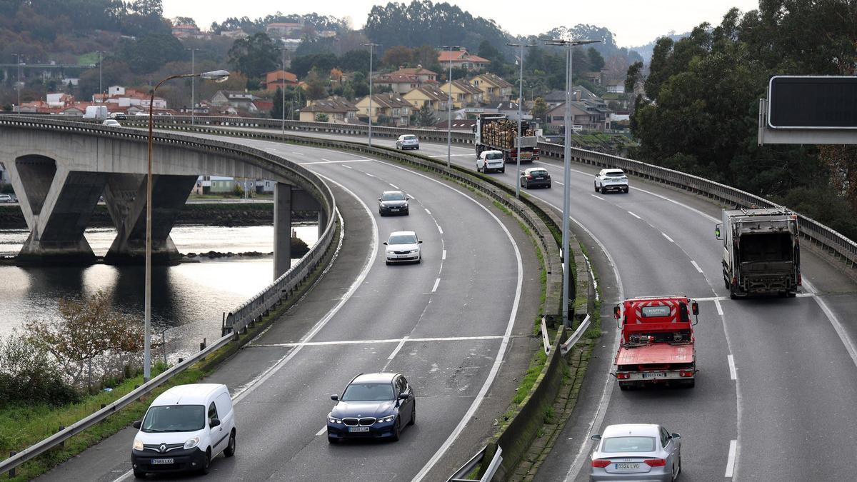 Tráfico en el puente sobre la ría de Pontevedra, ayer