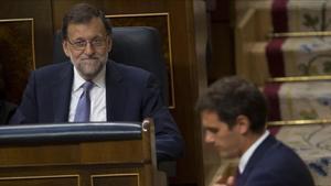 Rajoy y Rivera, durante la sesión de investidura del miércoles.