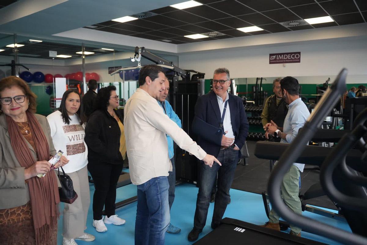 El alcalde, José María Bellido, y el delegado de Deportes, Manuel Torrejimeno, han visitado hoy las nueva sala,