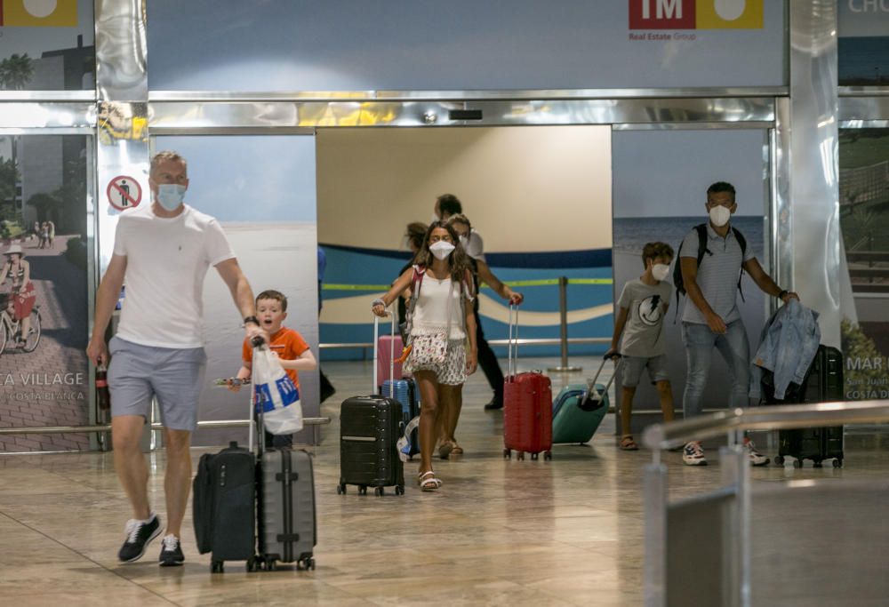 El aeropuerto estrena la temporada alta turística con 552 vuelos hasta el domingo y 60.000 pasajeros