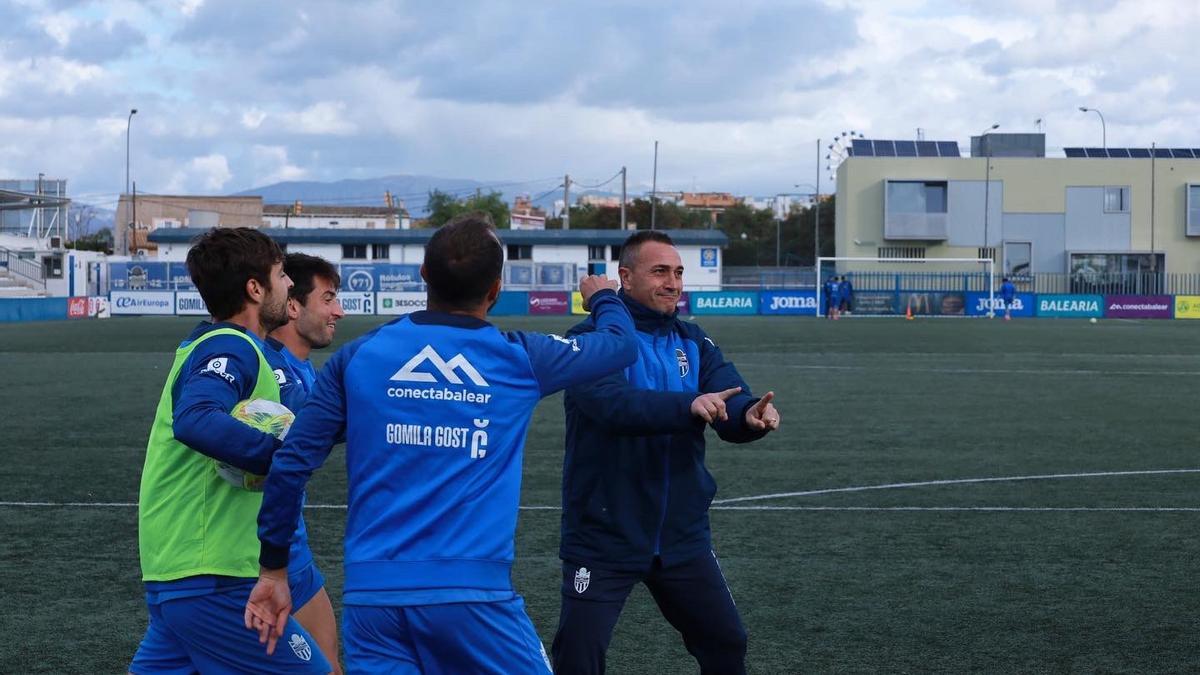 Jordi Roger bromea durante un ejercicio en el entrenamiento de ayer.