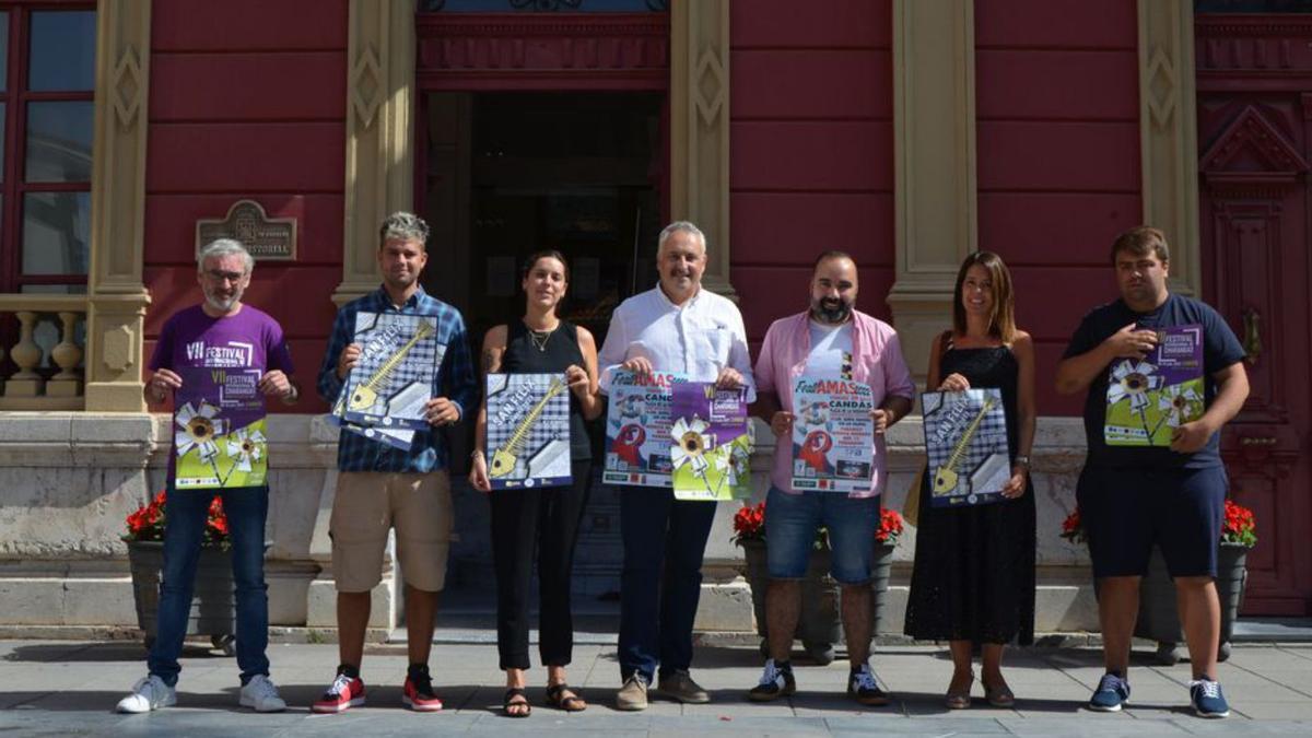 Organizadores y colaboradores, con los carteles festivos. | B. G.