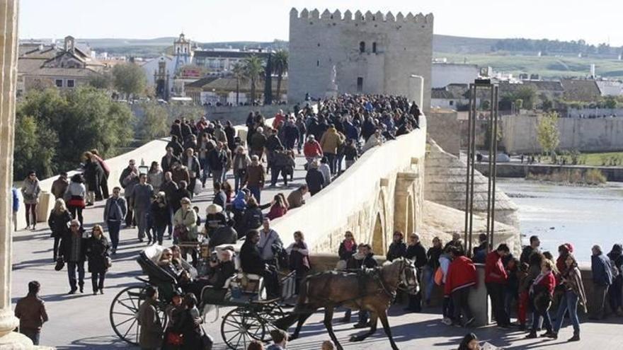 Turistas pasean por el Puente Romano y La Ribera, en una imagen de archivo.