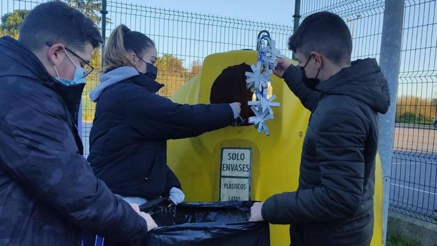 Los alumnos del Luisa de Marillac reciclan los adornos navideños