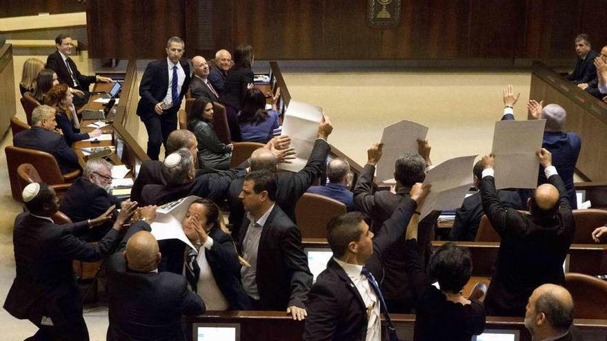 Diputados árabes en la Knesset protestan contra la presencia de Pence antes de ser expulsados. // AFP