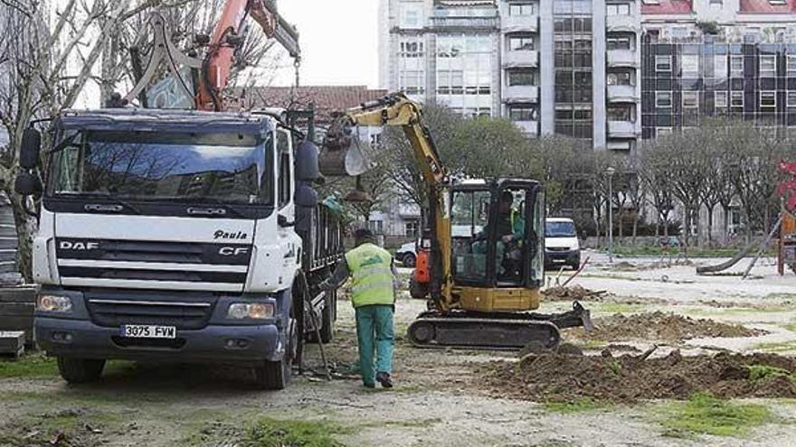 Máquinas y operarios ayer, en el día de inicio de las obras de remodelación de la Alameda do Cruceiro.  // Iñaki Osorio