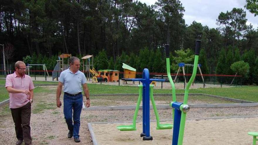 Dos de los ediles, durante una visita al parque.