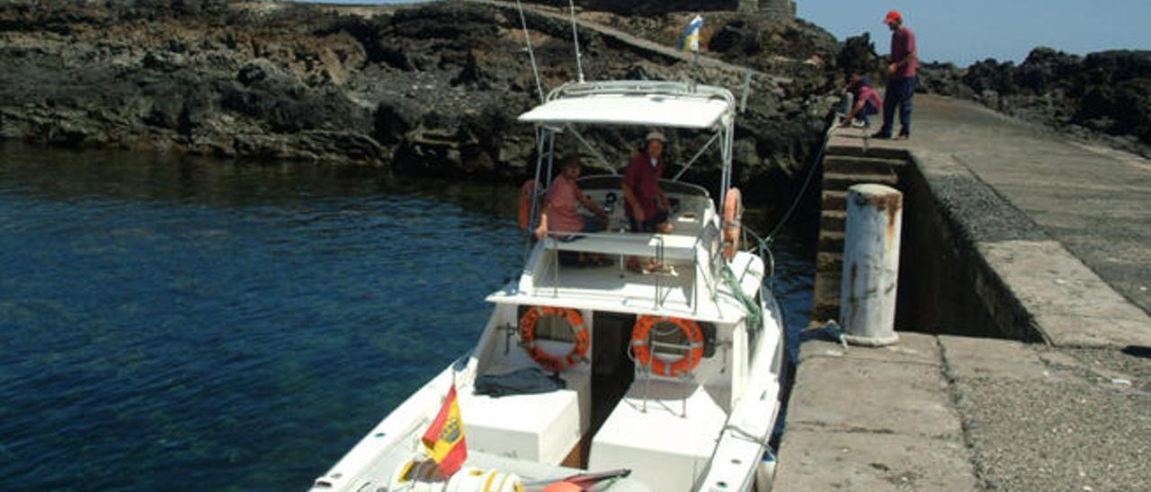 El barco de vigilancia del Cabildo en el muelle de Alegranza.