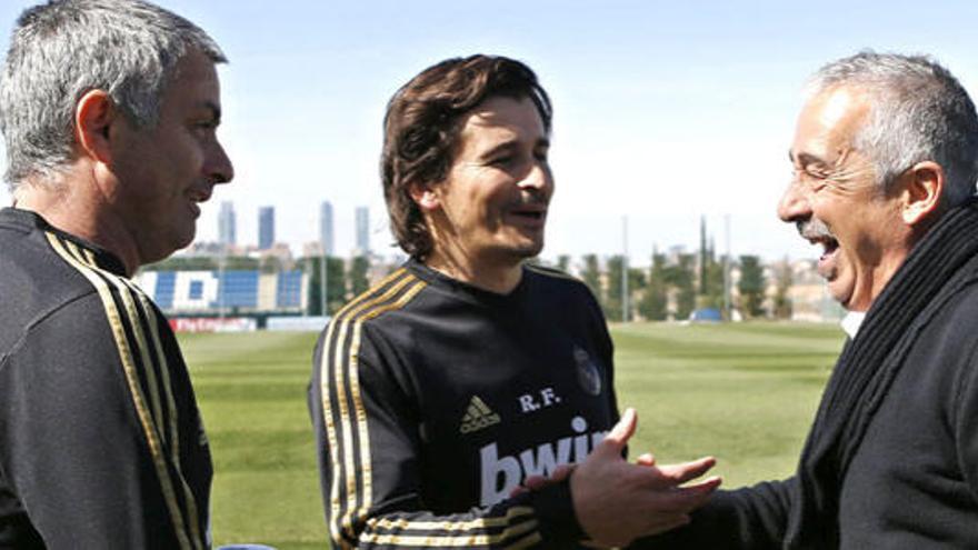 Imagen cedida por Real Madrid.com del ex entrenador del Sporting de Gijón, Manolo Preciado (d), que charla animadamente con el técnico portugués del Real Madrid José Mourinho (i) y con sus ayudantes Aitor Karanka (2d) y Rui Faria (2i).