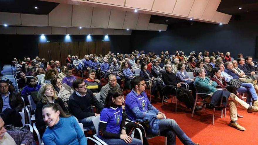 El público que llenó ayer el Club Prensa Asturiana de LA NUEVA ESPAÑA para escuchar a Rosa Fernández.
