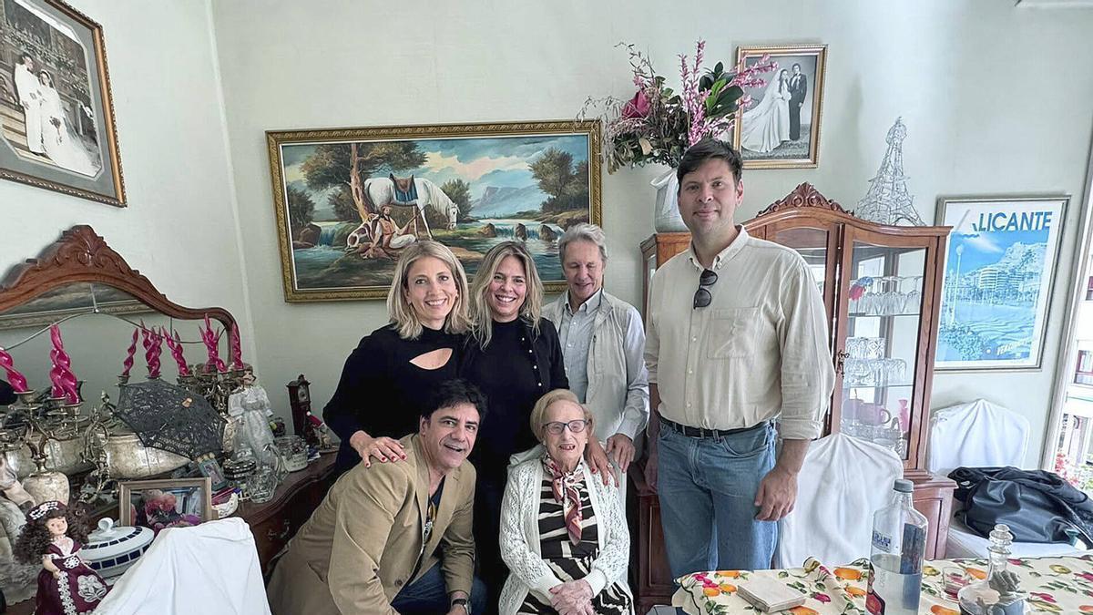 El equipo internacional que estudia la longevidad, con la abuela de Ourense y de Galicia, Esperanza Cosrtiñas, que tiene 109 años