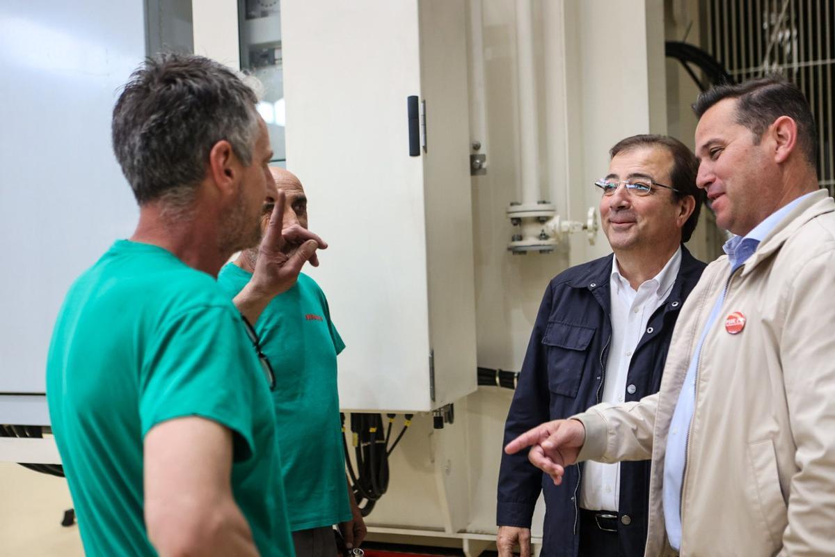 El candidato del PSOE charla con trabajadores de Faramax, ayer en Malpartida de Plasencia.