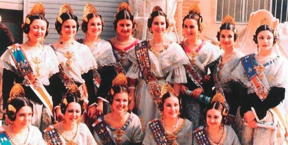 Corte de 1981. Amparo Torregrosa es la primera abajo a la derecha.