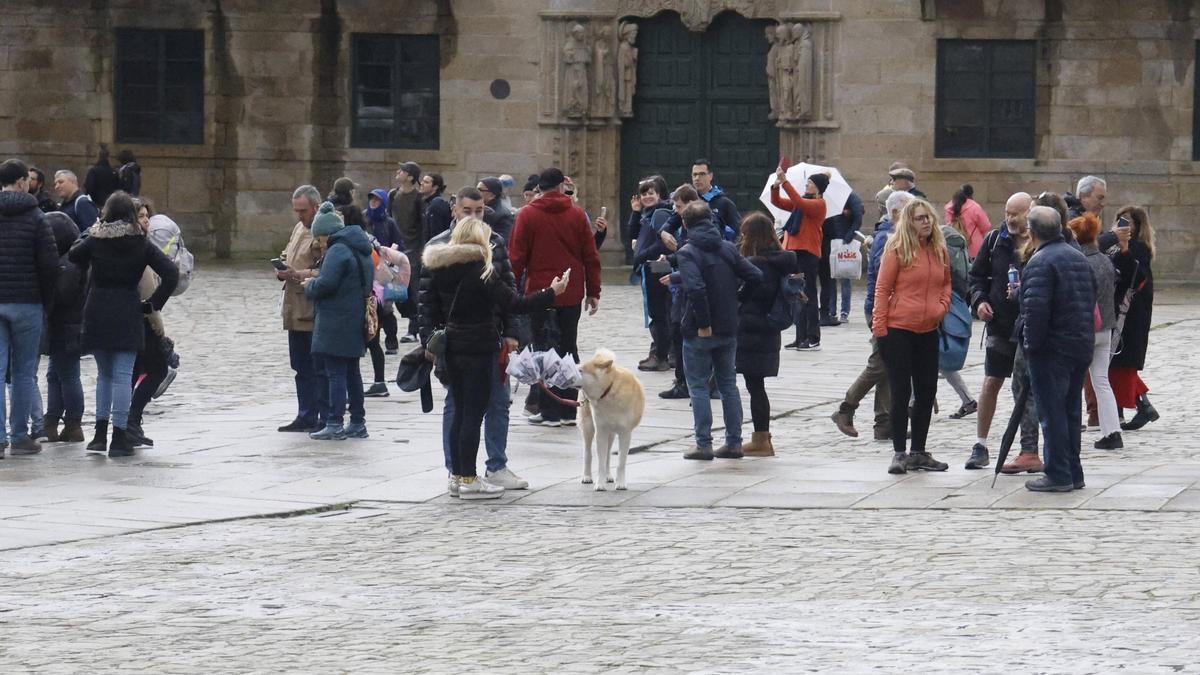 Turistas y peregrinos en la praza do Obradoiro de Santiago el pasado domingo