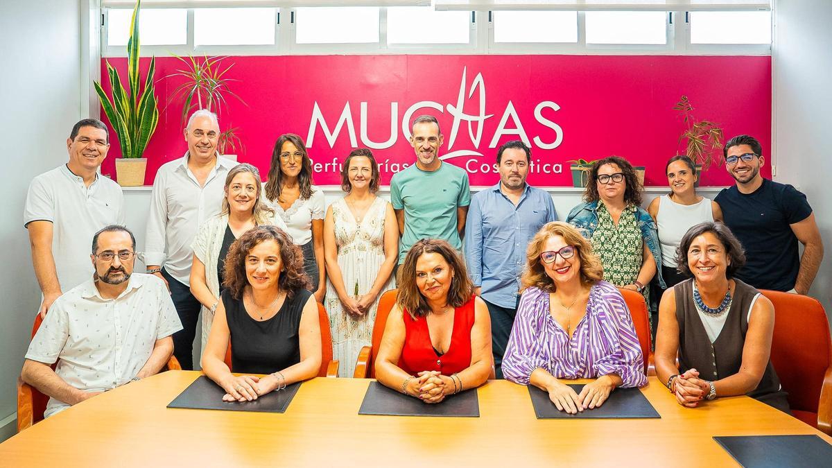 Parte de la plantilla de Perfumerías Muchas, en su sede de Coruxo.