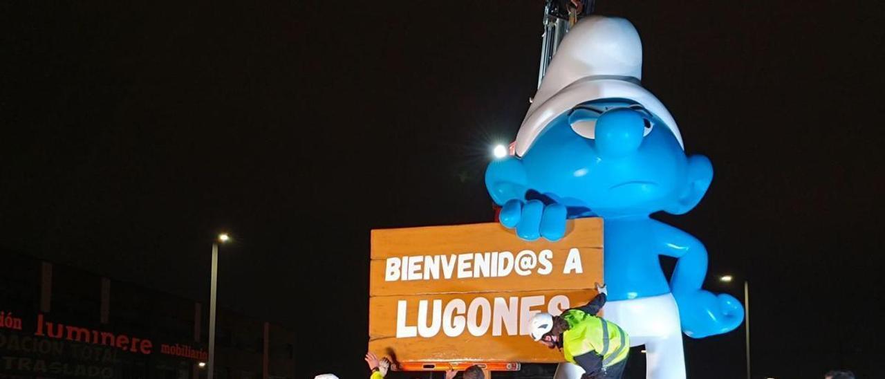 La instalación de la figura del pitufo, durante la noche del jueves al viernes. | L. R.