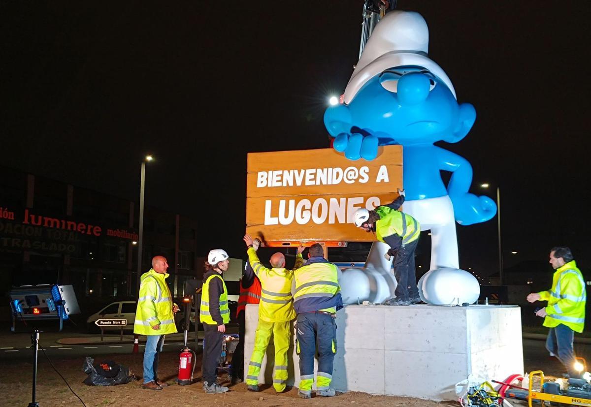 La instalación de la figura del pitufo, durante la noche del jueves al viernes. | L. R.