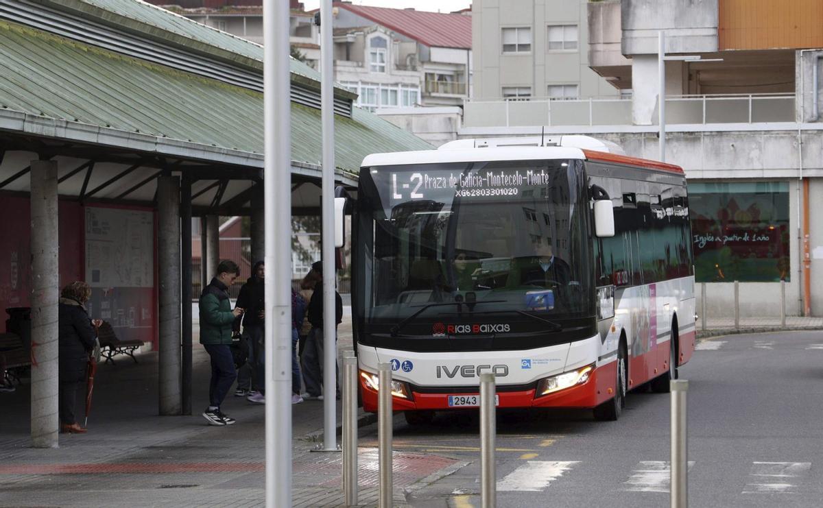 Pasajeros cogen la línea 2 en la Praza de Galicia.