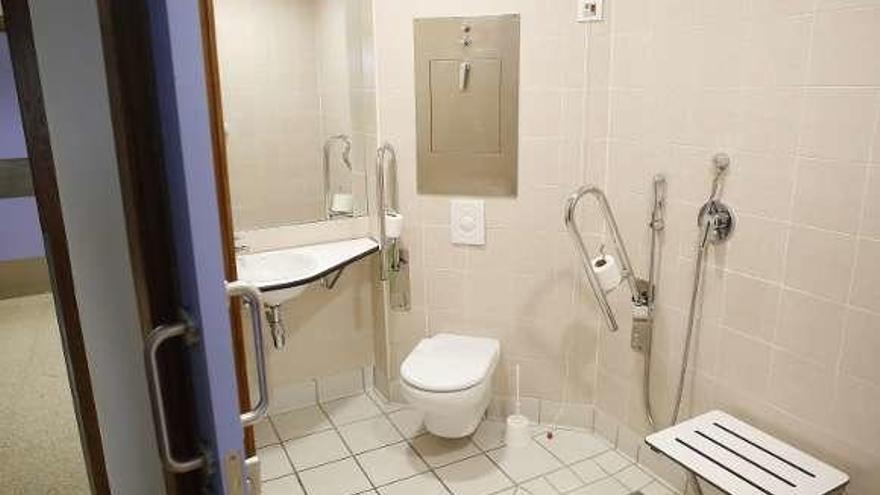 El baño de la habitación adaptada para discapacitados.