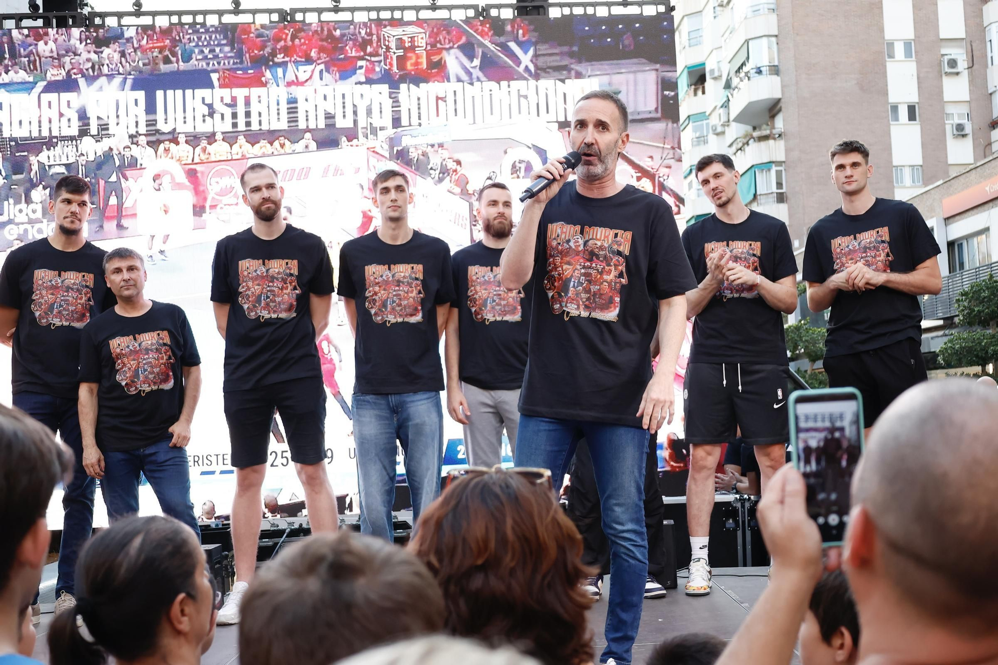 La fiesta del UCAM Murcia con su afición en las calles de Murcia, en imágenes