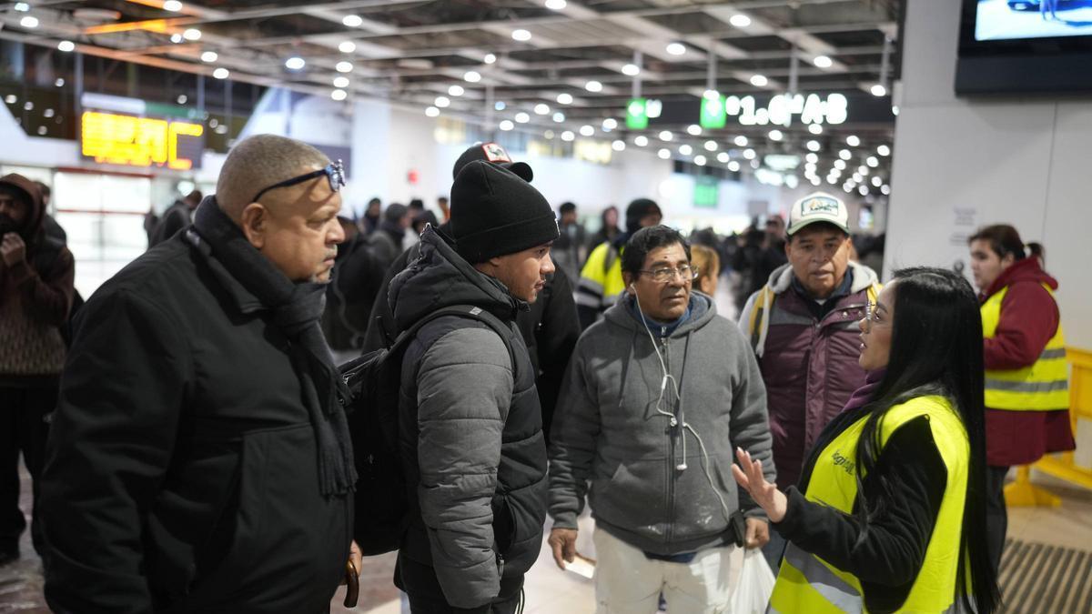 Usuarios desconcertados en Sants ante la reanudación del servicio de trenes