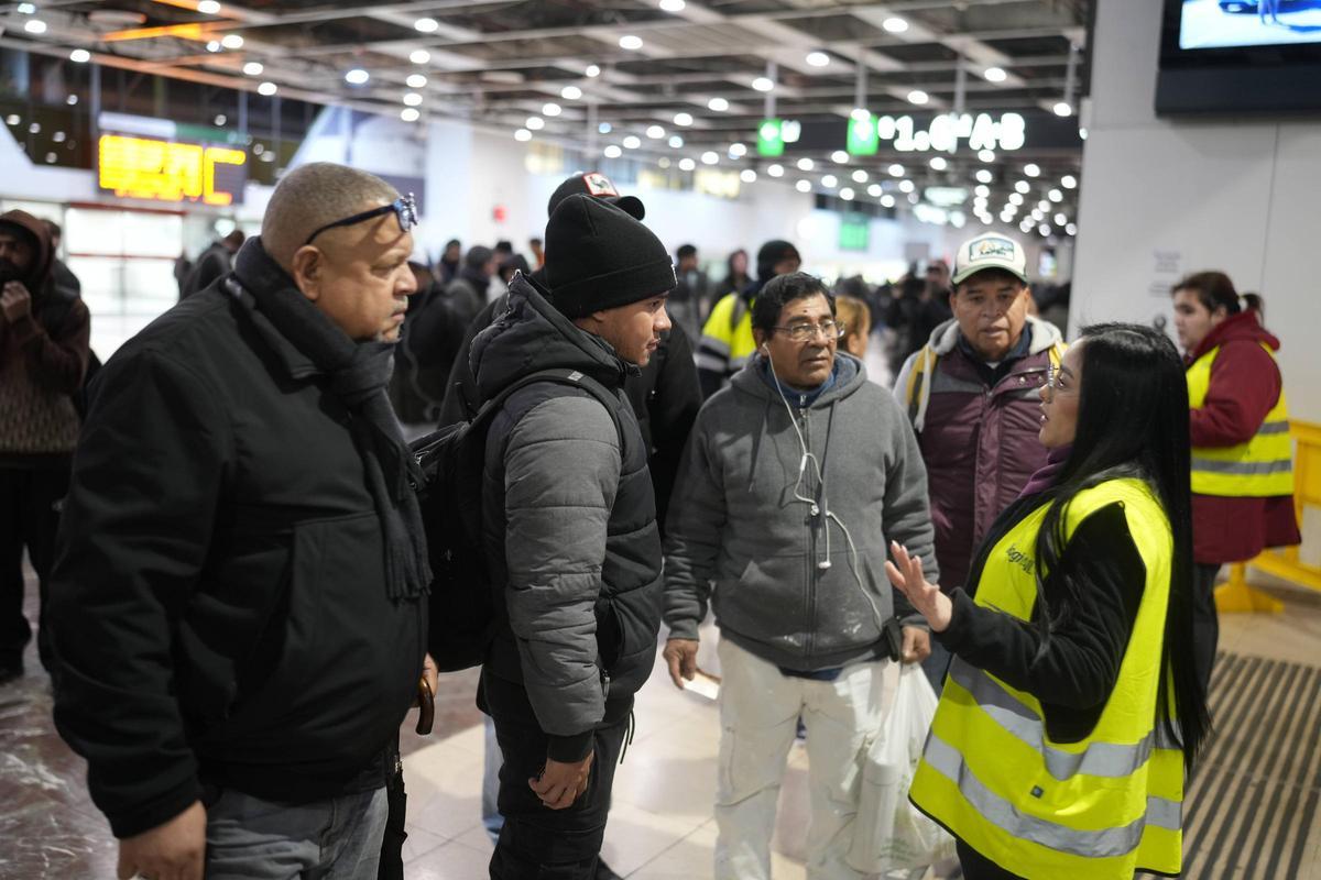 Desconcierto en Sants a primera hora de la mañana ante la reanudación del servicio de trenes