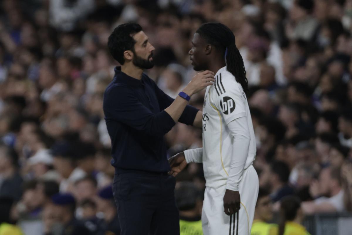 Arbeloa habla con Camavinga antes de salir al terreno de juego en el Real Madrid - Alavés