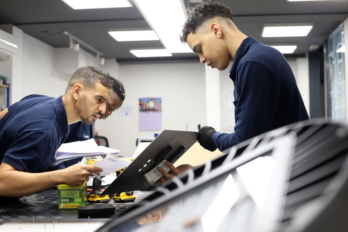 Operarios de Hispaled trabajan con componentes de un dispositivo LED.