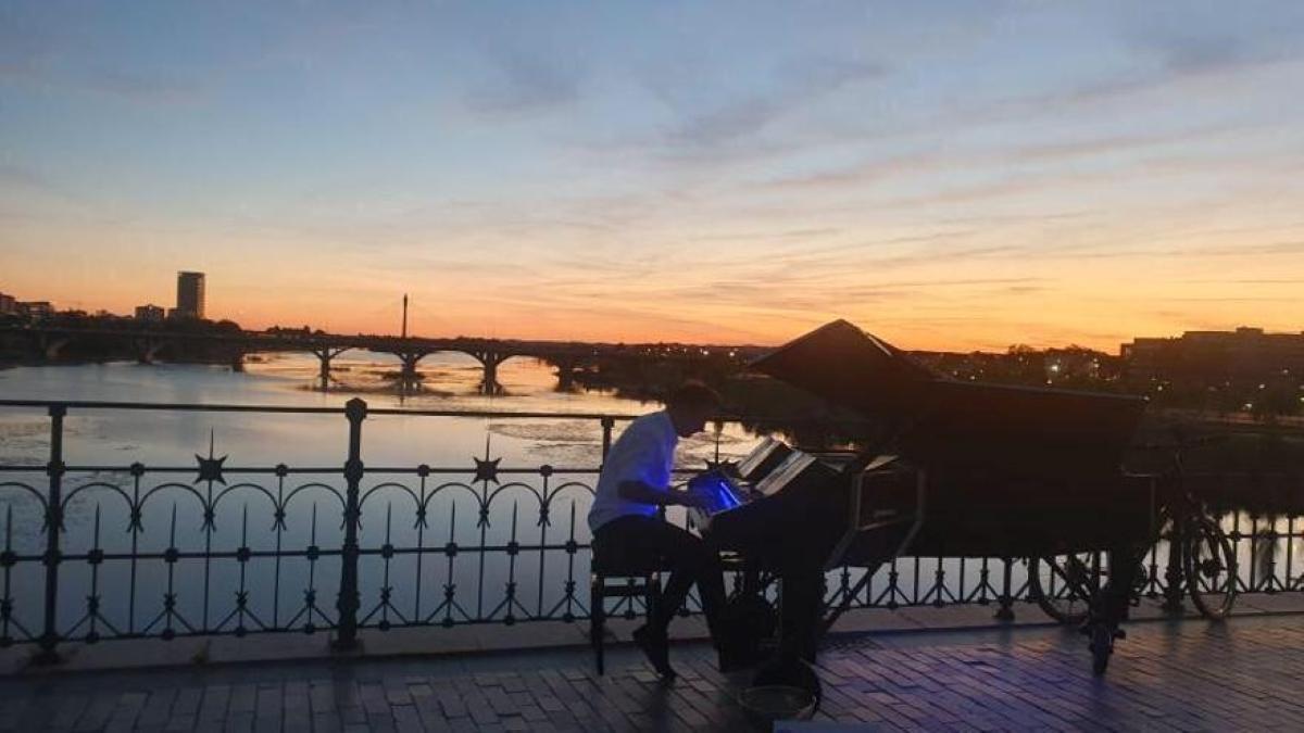 David Martello tocando al atardecer sobre el Puente de Palmas.