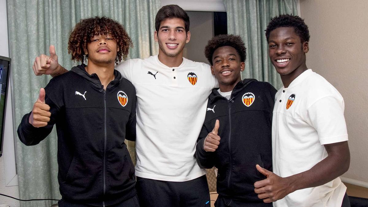 Ndombasi, Yunus y Koba