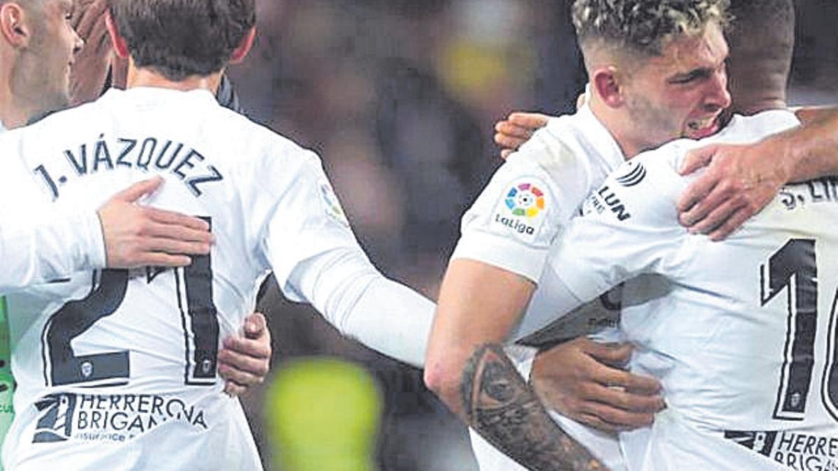 Los jugadores del Valencia se felicitan tras una victoria reciente en Mestalla