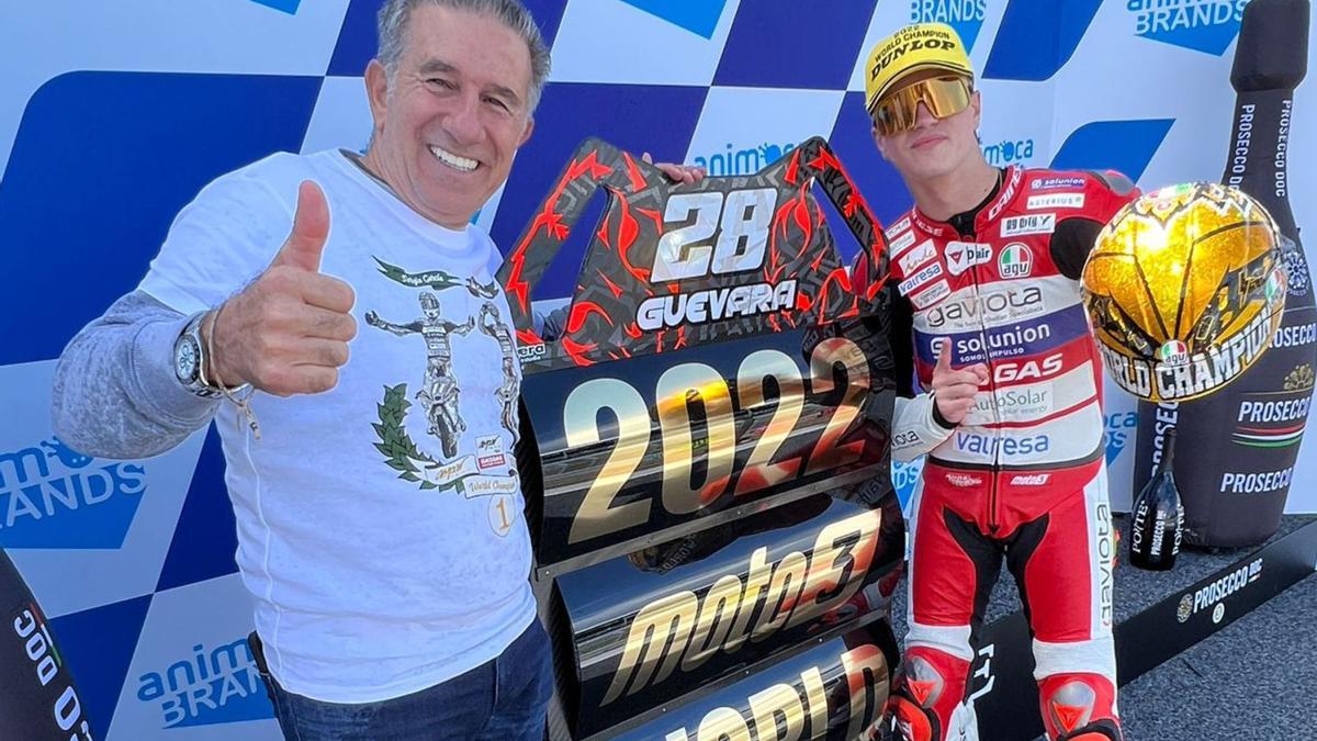 Izan Guevara celebra el título de campeón del mundo de Moto3 junto a Jorge Martínez Aspar. | CIRCUIT RICARDO TORMO