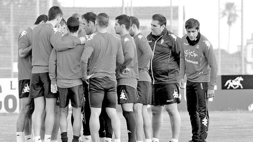 La plantilla del Sporting se reúne en torno a los técnicos durante el entrenamiento de ayer en Mareo.