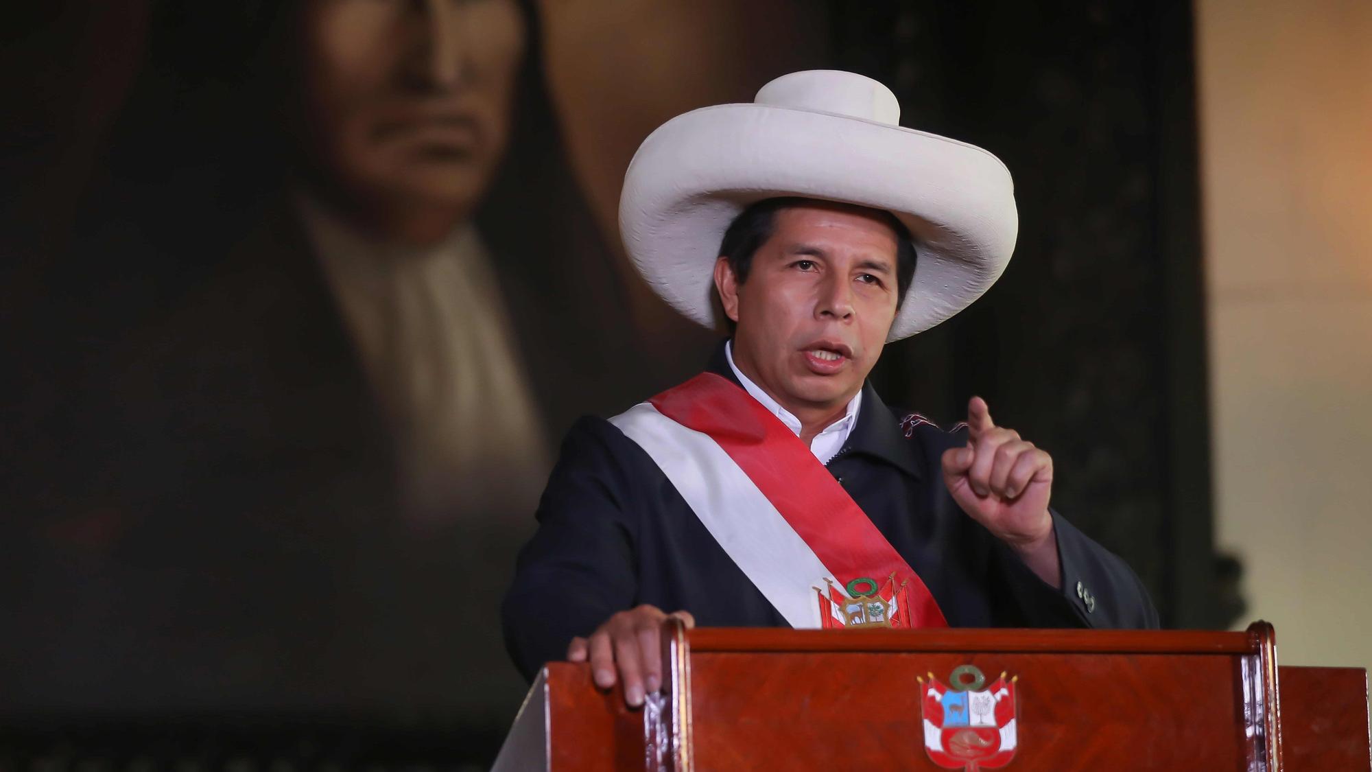 El presidente de Perú, Pedro Castillo, mientras ofrece un mensaje a la nación en Lima.