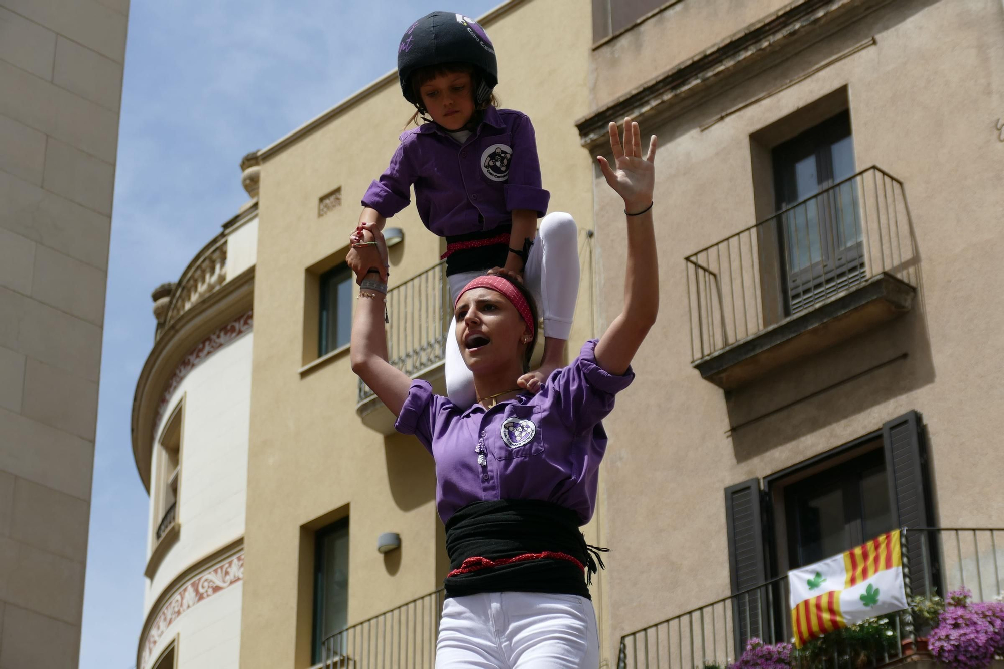 El tradicional pilar caminant de la Colla Castellera de Figueres congrega centenars de persones