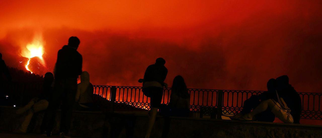 Una tercera colada del volcán de La Palma rodea la montaña de Todoque y se aproxima al mar