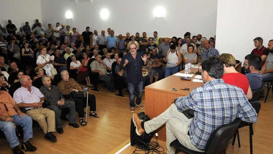 El público abarrotó la charla informativa celebrada anteayer en la antigua aula de la UNED. // Bernabé/Javier Lalín