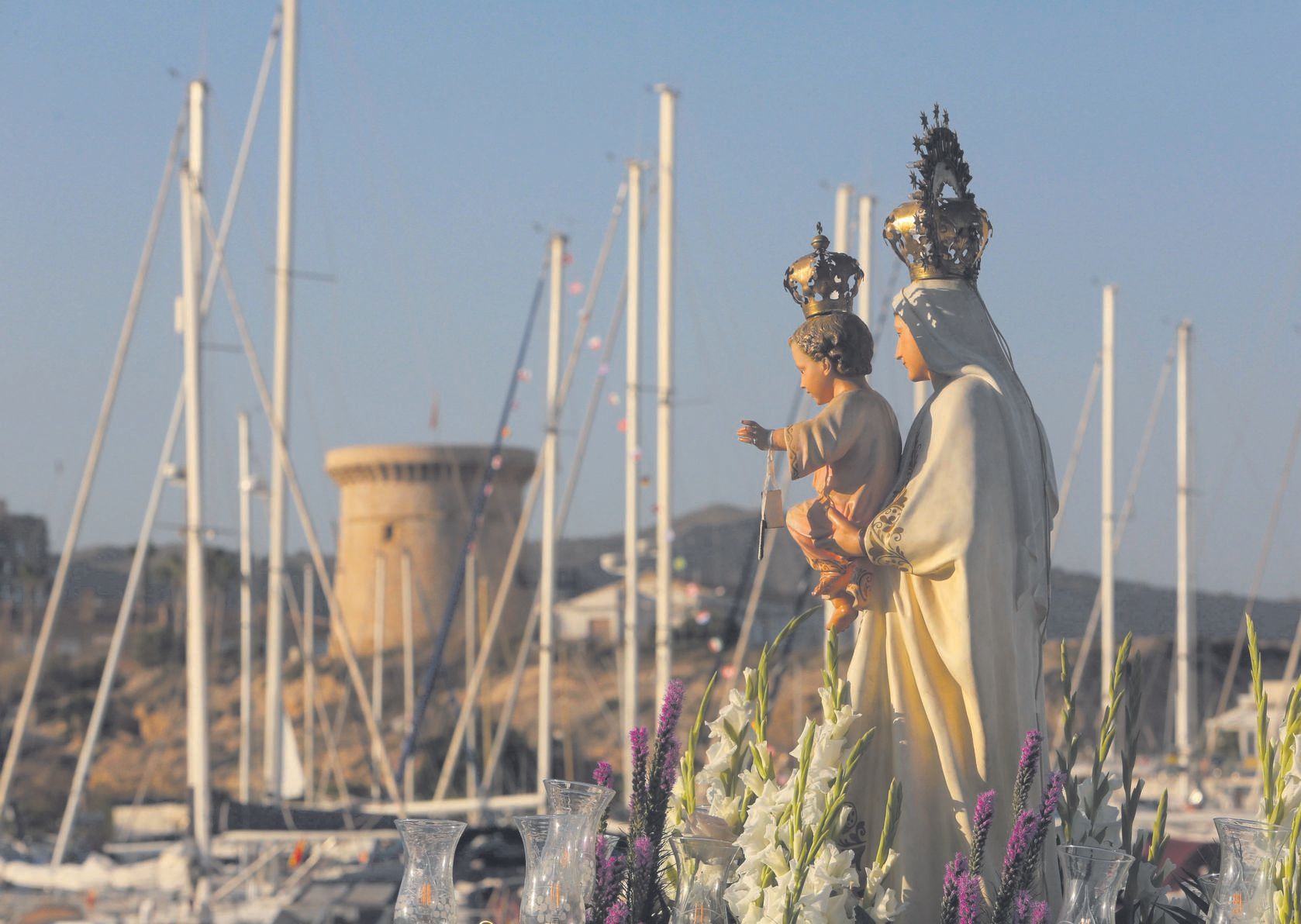 Actos de las fiestas en honor a la Virgen de Carmen. Una celebración en la que el mar del municipio juega un papel fundamental .