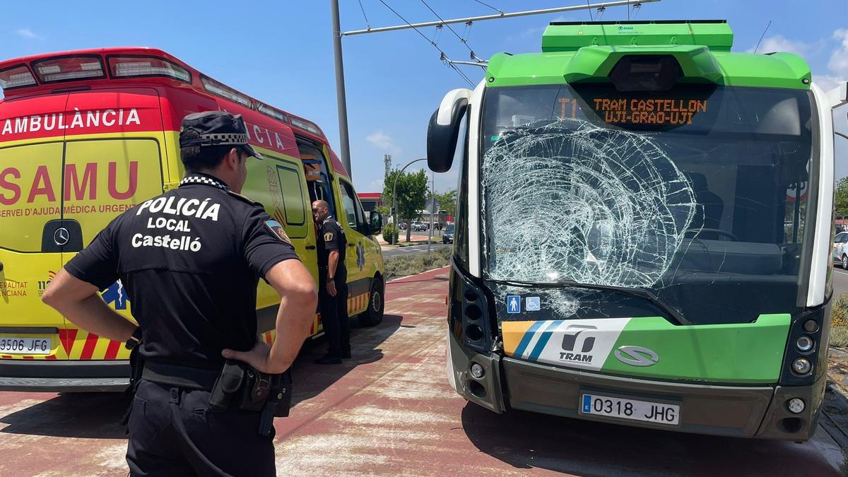 La ambulancia que se llevó al hombre y un agente de la Policía Local.