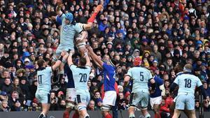 Escocia y Francia durante una jugada en en Murrayfield