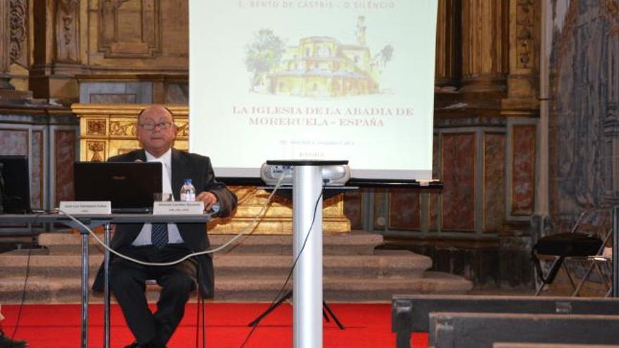 El profesor José Luis Campano, durante la conferencia.